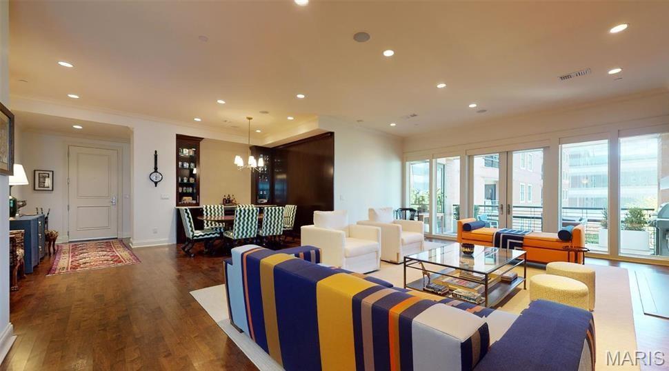 Clayton, Missouri 63105, United States, 2 Bedrooms Bedrooms, ,3 BathroomsBathrooms,Residential,Active,200424