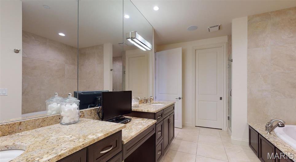 Clayton, Missouri 63105, United States, 2 Bedrooms Bedrooms, ,3 BathroomsBathrooms,Residential,Active,200424