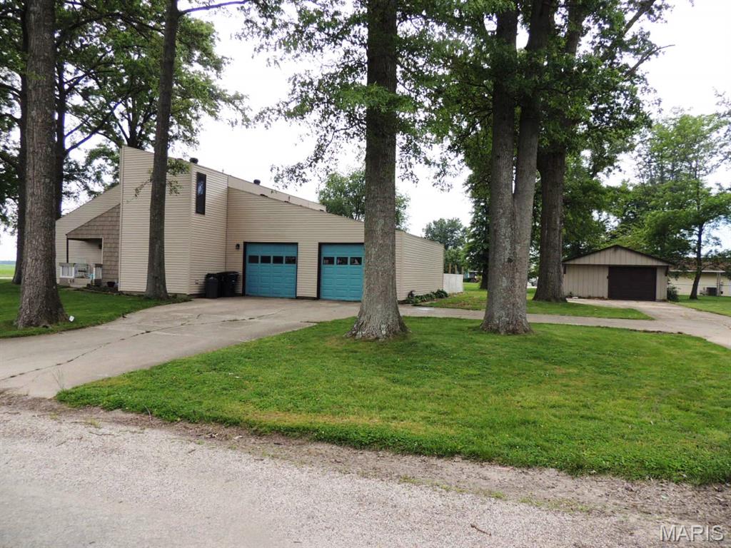 1209 N Hickory Drive