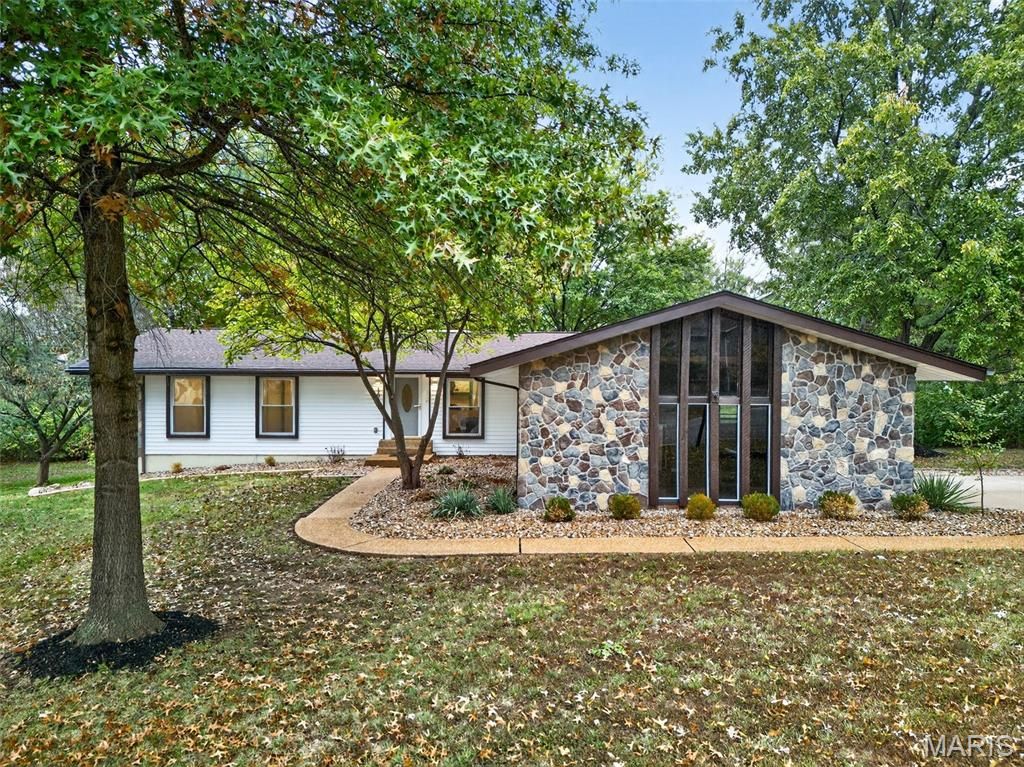 Photo of 184 Rue Grand Drive, Lake Saint Louis, MO 63367 (MLS # 25072759)