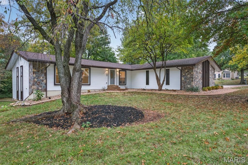 Photo of 184 Rue Grand Drive, Lake Saint Louis, MO 63367 (MLS # 25072759)
