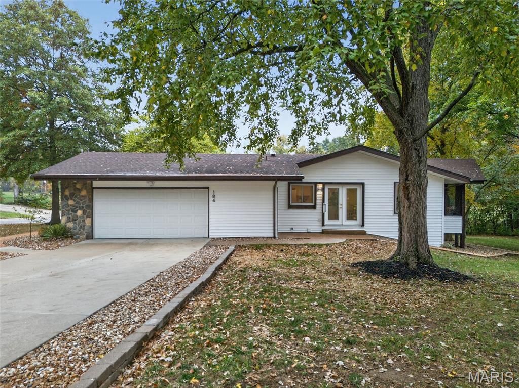 Photo of 184 Rue Grand Drive, Lake Saint Louis, MO 63367 (MLS # 25072759)