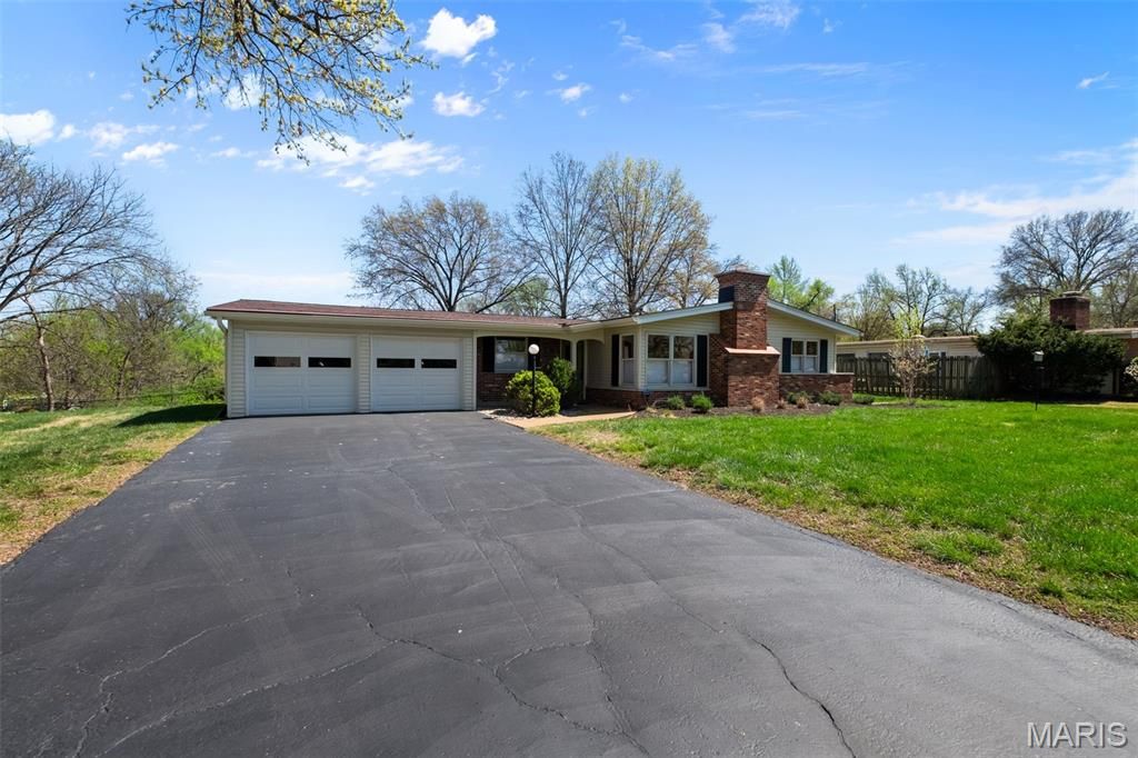 Photo of 760 Pebbleshire Lane, St Louis, MO 63122 (MLS # 26013332)