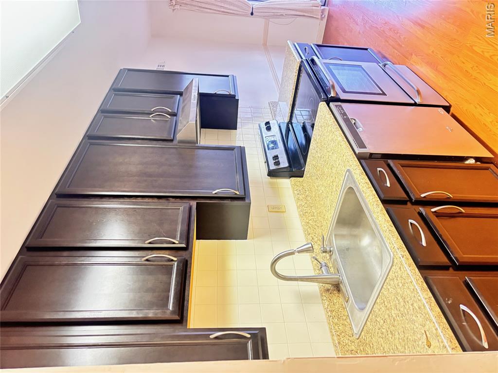 Carriage House Manor Condo Ph - Residential