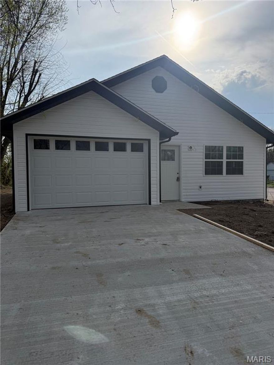 Charming 3-Bedroom, 2-Bath Home with 1-Car Garage 
Welcome to this inviting single-story home offering 3 spacious bedrooms and 2 full bathrooms in a thoughtfully designed 1,066 sq. ft. floor plan. The open-concept living and dining area is perfect for entertaining, while the kitchen features ample counter space and storage. The primary suite includes a private bath and generous closet. Enjoy the convenience of a 1-car garage and a low-maintenance yard, ideal for both relaxing and entertaining. Located in a quiet neighborhood close to schools, shopping, and parks, this home is waiting for you! 
Builder is a licensed MO agent.