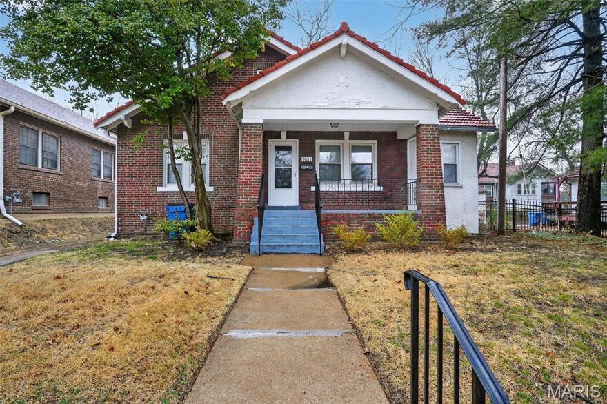 Nestled in the heart of St. Louis, this charming single-story residence offers a perfect blend of comfort and convenience, making it an ideal choice for families and first-time buyers alike. With three spacious bedrooms and one full bathroom, this home is designed to cater to modern living needs while maintaining its cozy charm.
Step inside to discover a bright and airy living space illuminated by large windows that invite ample natural light. The open floor plan seamlessly connects the living room with a welcoming dining area, perfect for casual family dinners or entertaining guests. The kitchen boasts plenty of storage options, ready for your culinary adventures. Beneath the main level lies an expansive unfinished basement offering endless potential—whether you envision a recreation room, home office, or additional storage space. Situated on a generous lot with mature trees providing shade and tranquility, outdoor enthusiasts will appreciate the opportunity for gardening or summer barbecues in the privacy of their backyard oasis.
