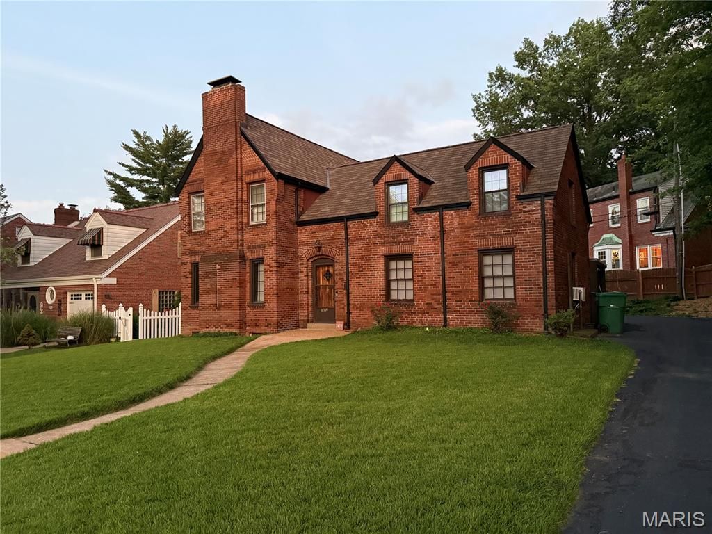 Photo of 7422 Warwick Drive, Pasadena Hills, MO 63121 (MLS # 26019896)