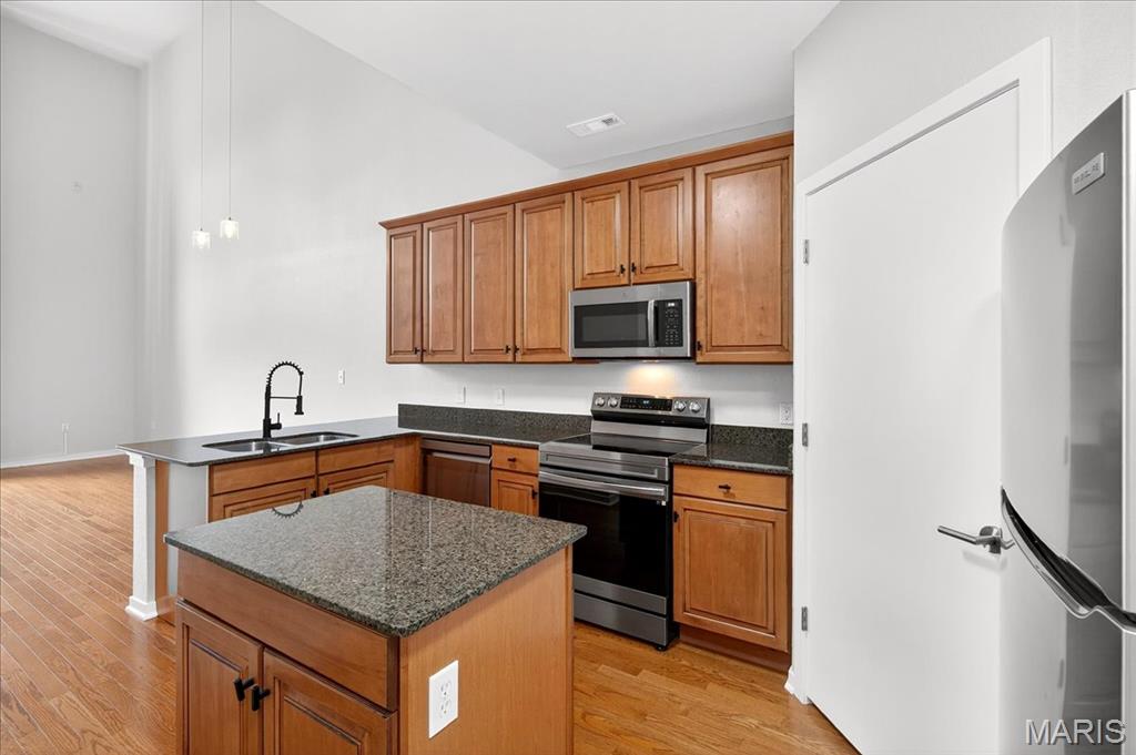 Kirkwood, Missouri 63122, United States, 1 Bedroom Bedrooms, ,2 BathroomsBathrooms,Residential,Active,202634