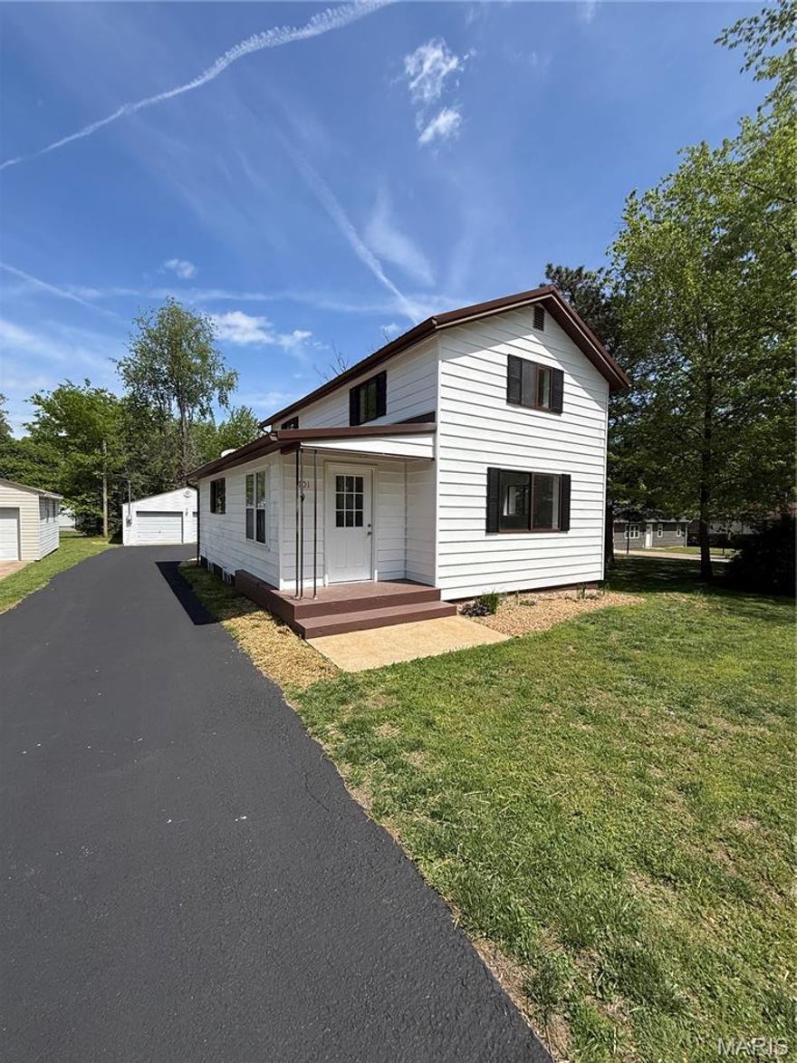 Spacious 3
 bedroom 2 bath home situated on a large lot in desirable Farmington neighborhood. This well maintained property offers plenty of room both inside and out, perfect for comfortable living and entertaining. Conveniently located close to local schools, with detached garage providing ample storage and parking.