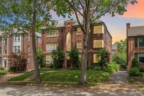 Photo of 7539 Oxford Drive #2W, Clayton, MO 63105 (MLS # 25082083)