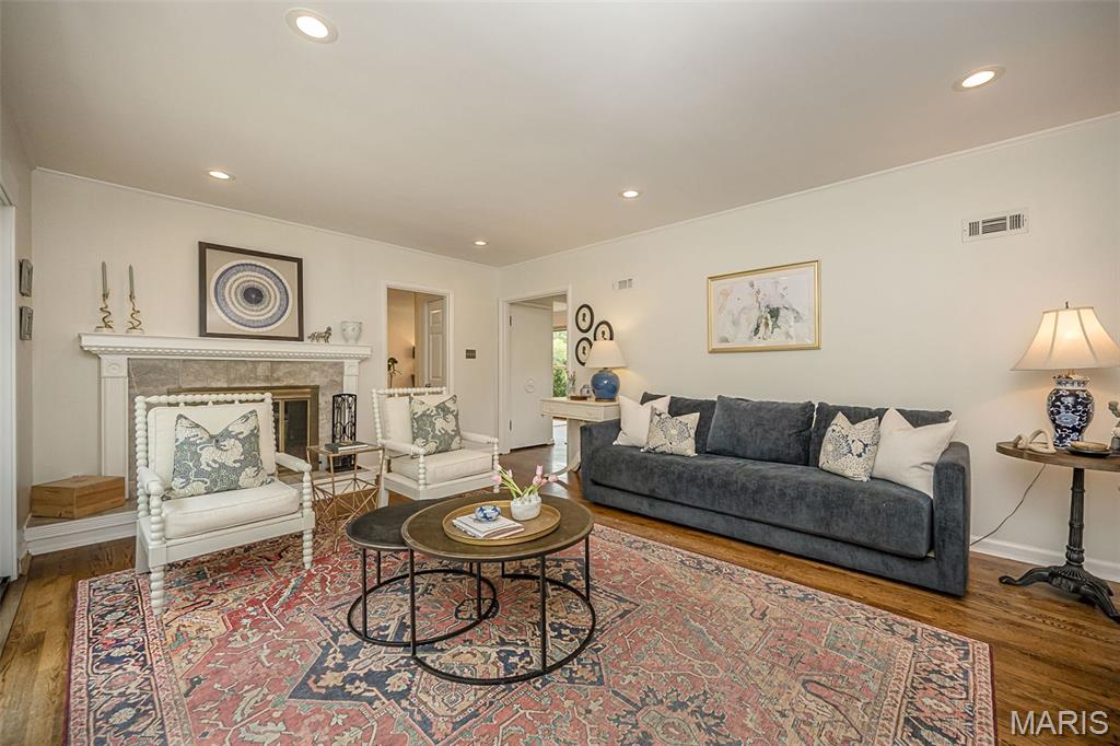 Kingston Manor - Residential