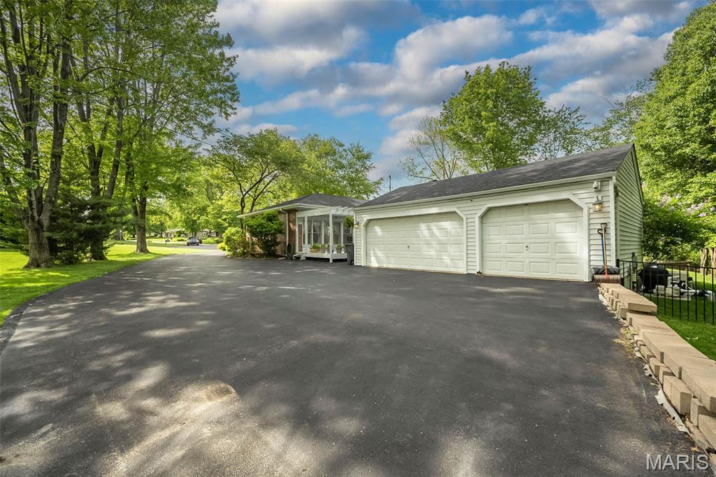 Kingston Manor - Residential
