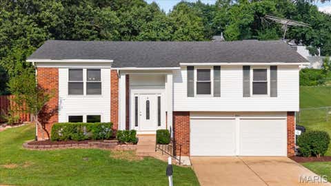Photo of 930 Bellestri Drive, Ballwin, MO 63021 (MLS # 26044672)