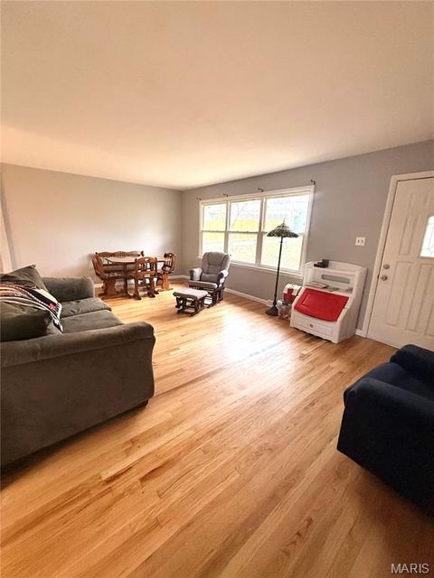 Tiny photo for 5 N Penn Street, Bowling Green, MO 63334 (MLS # 26013063)