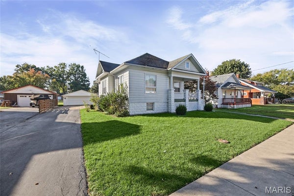 202 W PRAIRIE ST, STAUNTON, IL 62088 - Image 631849b40f2f3b5fd91c033c058b3d01/2006428183