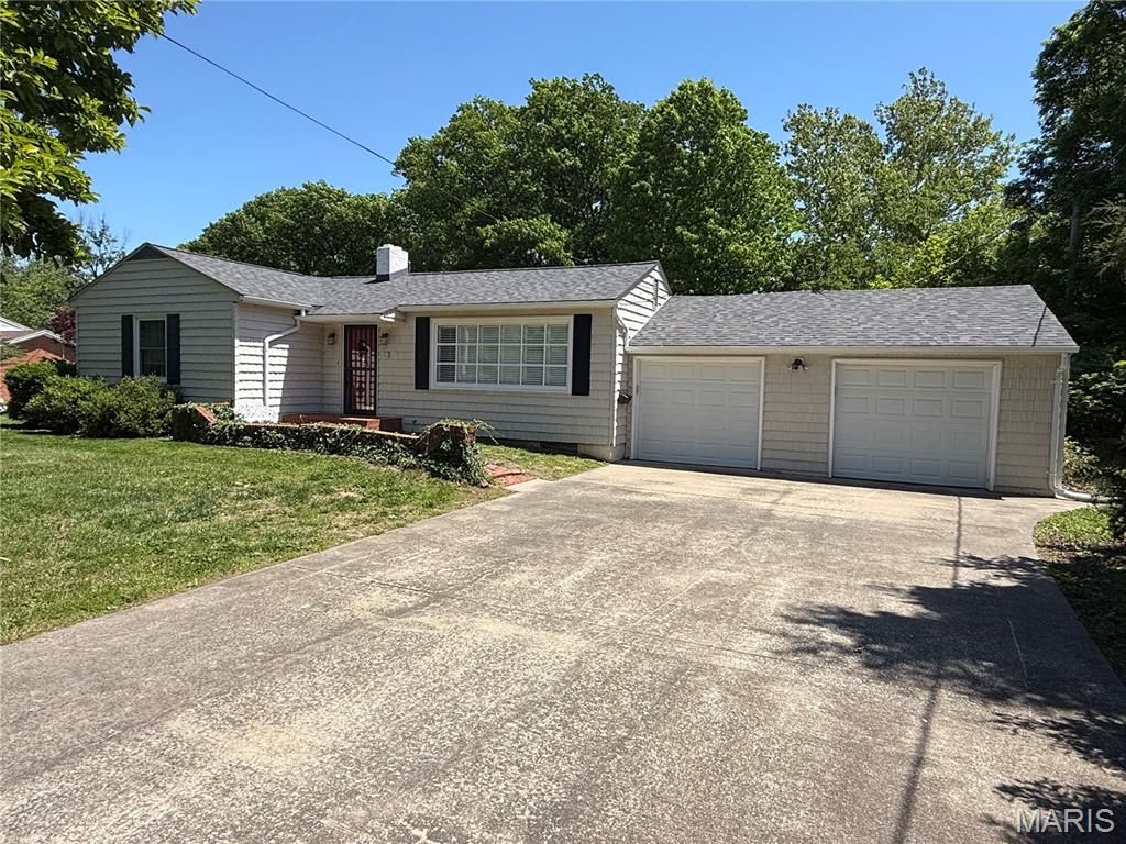 Photo of 6 Riverpoint Road, Hannibal, MO 63401 (MLS # 26028063)