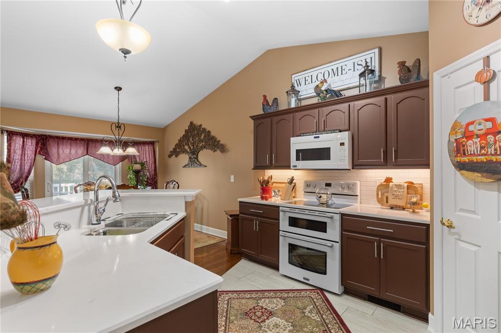 St Peters, Missouri 63376, United States, 3 Bedrooms Bedrooms, ,2 BathroomsBathrooms,Residential,Pending,202775