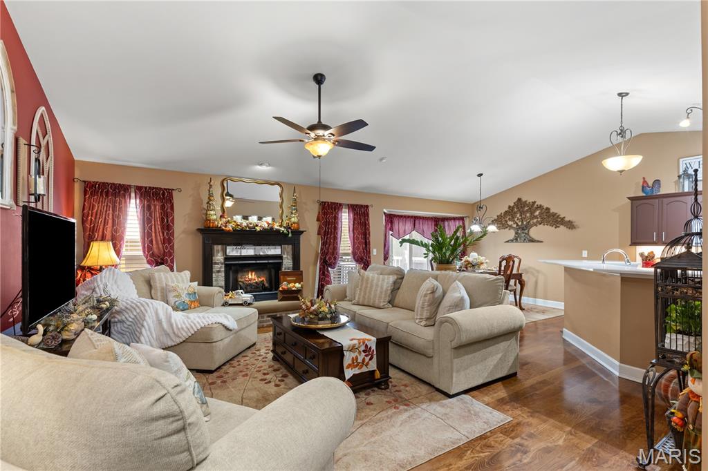 St Peters, Missouri 63376, United States, 3 Bedrooms Bedrooms, ,2 BathroomsBathrooms,Residential,Pending,202775