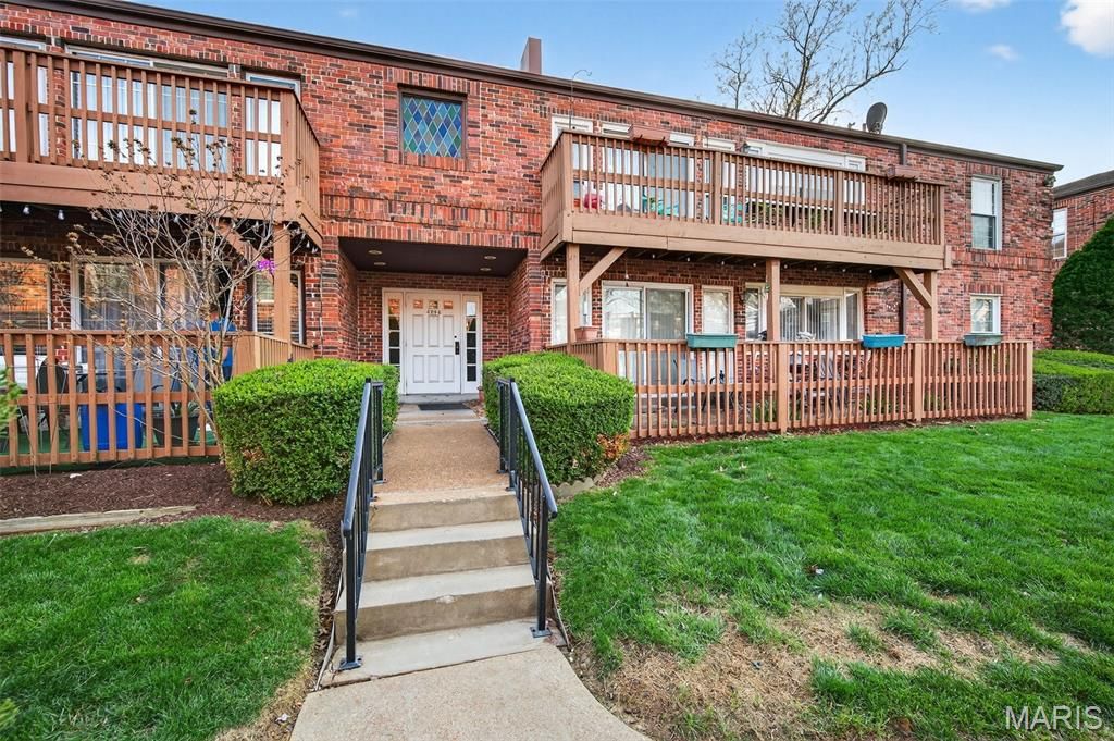Photo of 4294 Chateau De Ville Drive #H, St Louis, MO 63129 (MLS # 26016413)