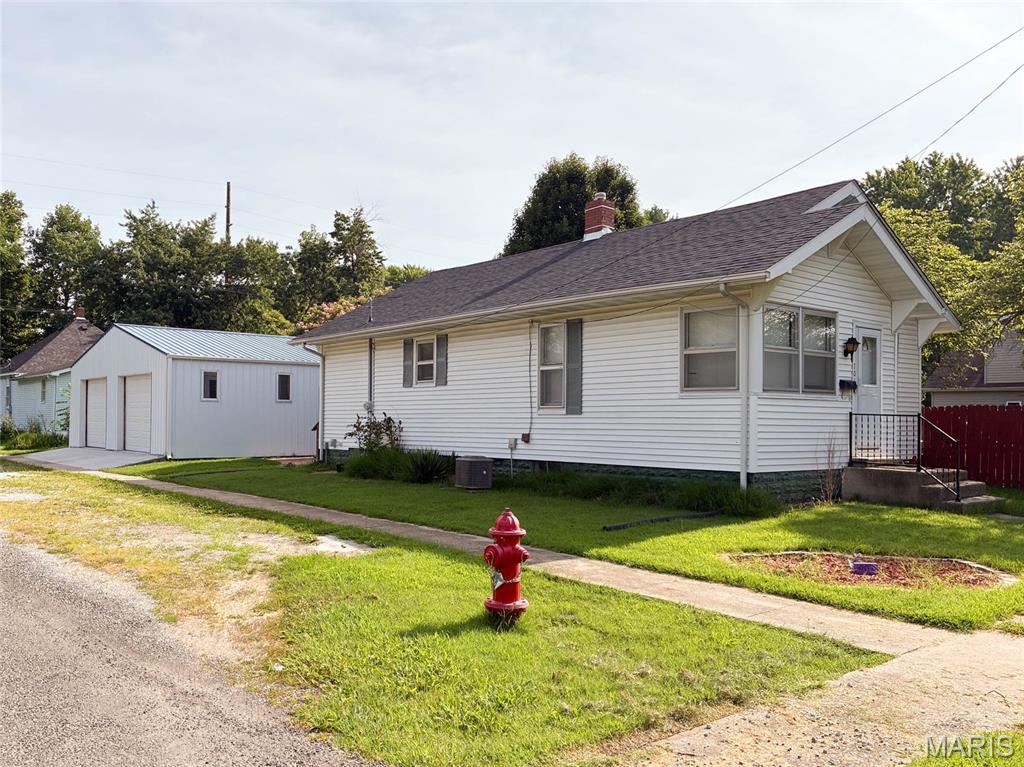Photo 1 of 45 — 701 E Chestnut Street, Gillespie, IL 62033