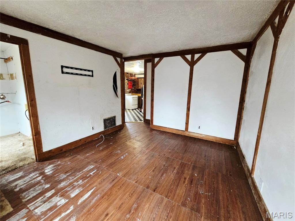 Lindenwood Park - Land