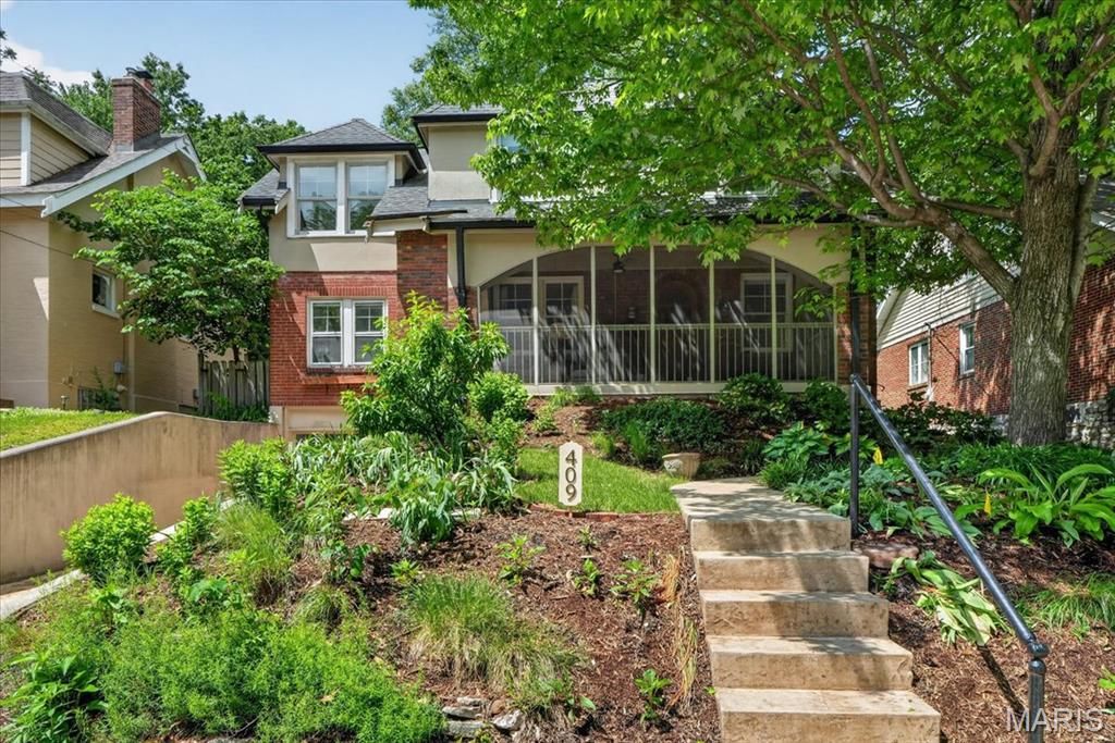 Photo of 409 Summit Avenue, Webster Groves, MO 63119 (MLS # 26026067)