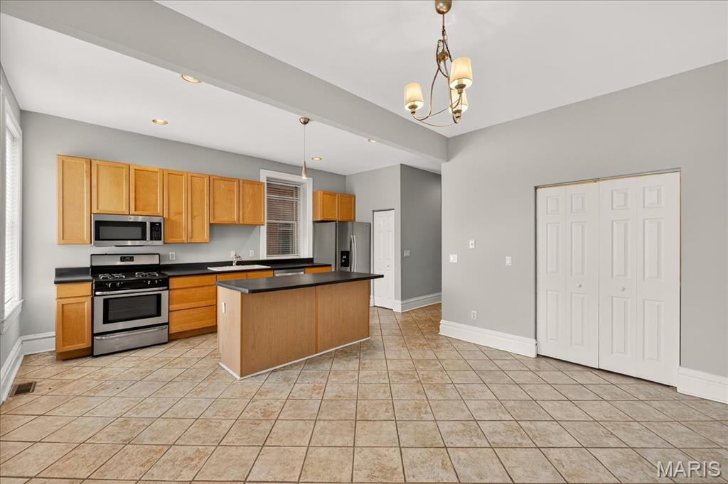 St Louis, Missouri 63139, United States, 3 Bedrooms Bedrooms, ,3 BathroomsBathrooms,Residential,Active,177746