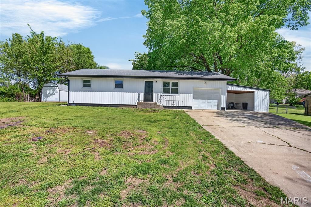 Photo of 1432 Ronald Drive, Lebanon, MO 65536 (MLS # 26023809)