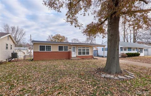 Tiny photo for 855 Daniel Boone Drive, Florissant, MO 63031 (MLS # 26019152)