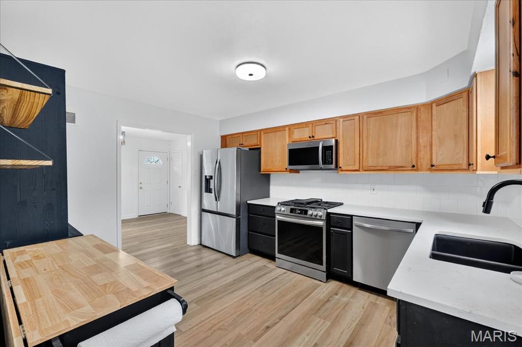 St Louis, Missouri 63136, United States, 3 Bedrooms Bedrooms, ,2 BathroomsBathrooms,Residential,Pending,215972