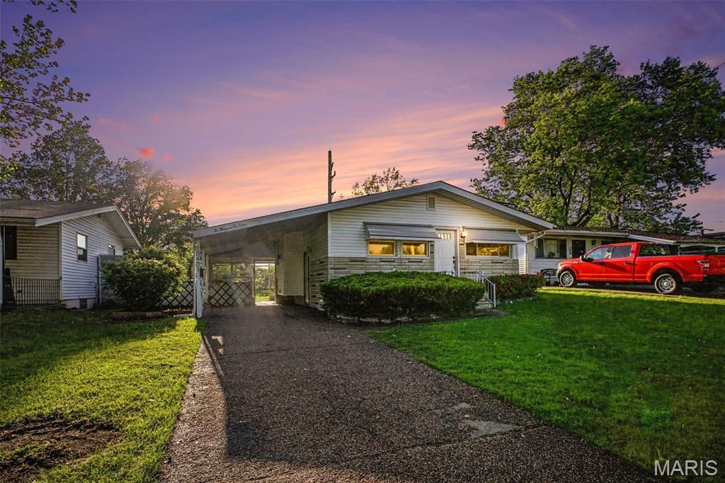 Photo of 10401 Lilac Avenue, St Louis, MO 63137 (MLS # 26026005)