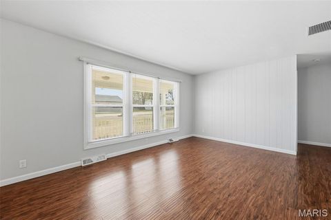 Tiny photo for 207 Scenic Drive, Elsberry, MO 63343 (MLS # 26015317)