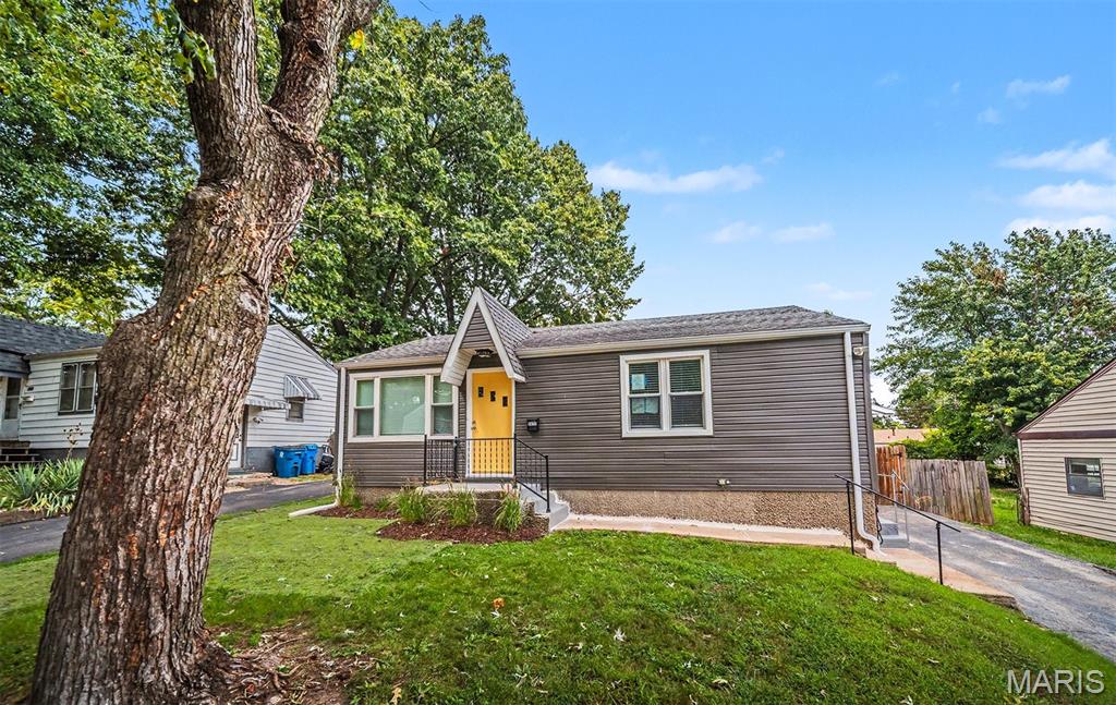 Photo of 9425 Ridge Avenue, St Louis, MO 63114 (MLS # 26057127)