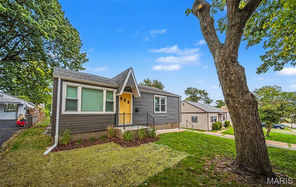 Photo of 9425 Ridge Avenue, St Louis, MO 63114 (MLS # 26057127)