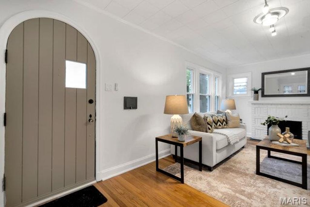 Photo of 4 Saint Charles Place, Shrewsbury, MO 63119 (MLS # 25073173)