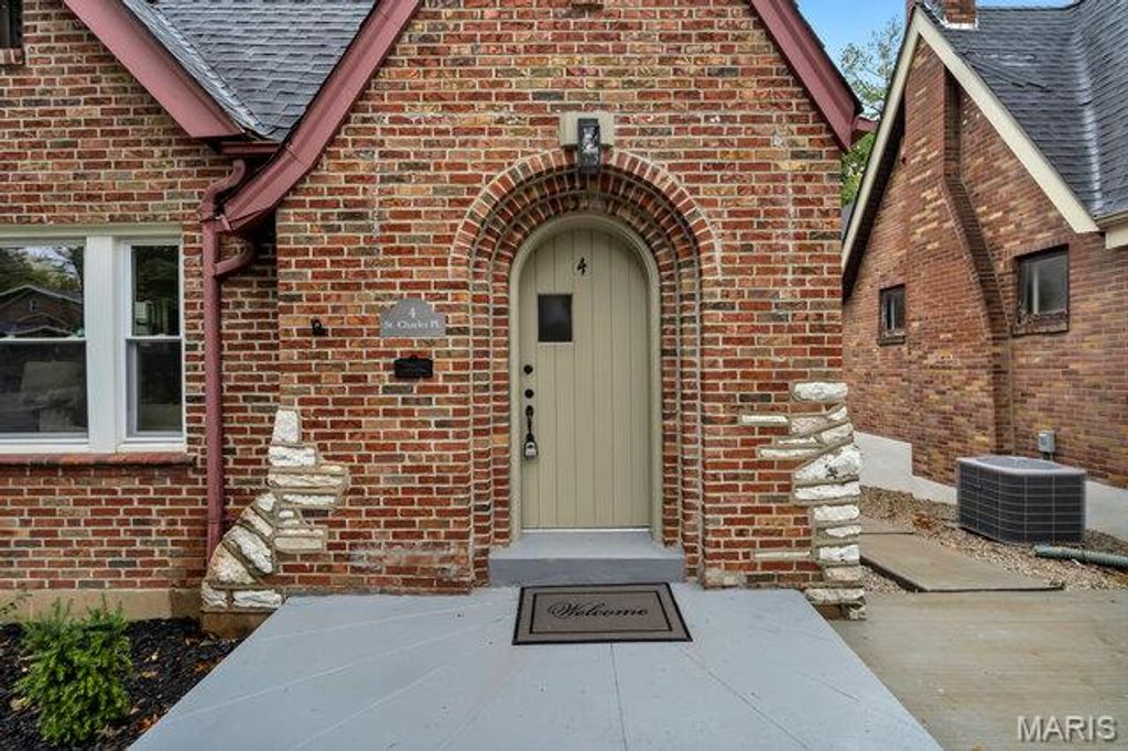 Photo of 4 Saint Charles Place, Shrewsbury, MO 63119 (MLS # 25073173)