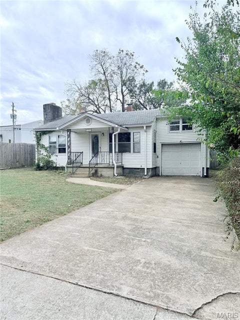 Photo of 106 Cedar Crest Drive, Lebanon, MO 65536 (MLS # 26068992)