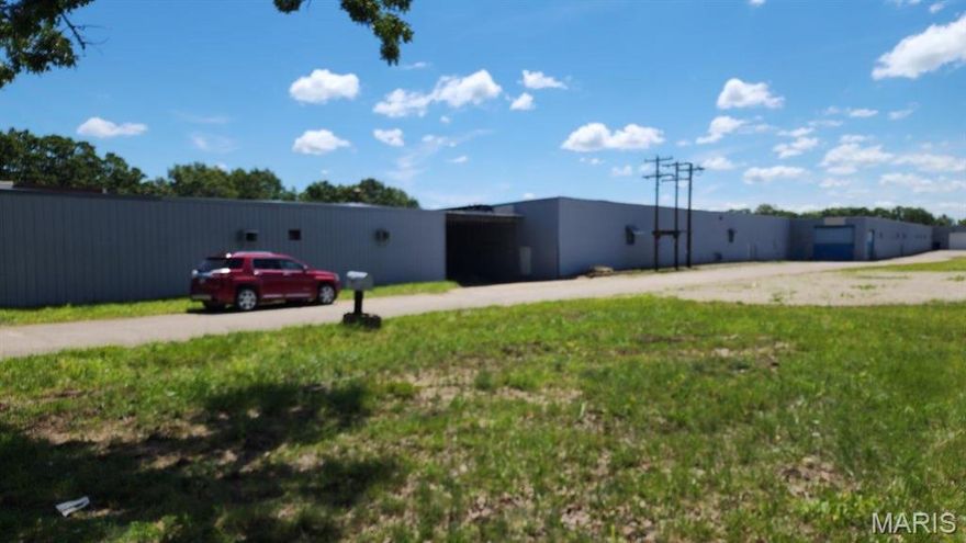 PRIME MANUFACTURING AND WAREHOUSE
SPACE AVAILABLE
The site consists of 100,000 Sq Foot Building
situated on a parcel of 34 +/- Acres at 200
Enterprise Drive, Cuba, Mo. 65453
LOCATION HIGHLIGHTS:
? Located in the Cuba, Mo. Industrial Park
? 2 Miles away from Interstate 44
PROPERTY HIGHLIGHTS:
? 100,000 Sq. Ft. Facility
? 3 Full Interior Docks and 2 Covered Exterior Docks Location: Industrial Park