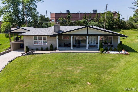 Photo of 9443 Oakwood Manor Lane, Sunset Hills, MO 63126 (MLS # 26015348)