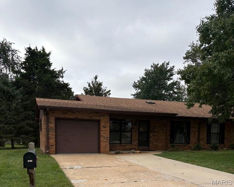Photo of 2418 College Drive, Belleville, IL 62221 (MLS # 26049940)