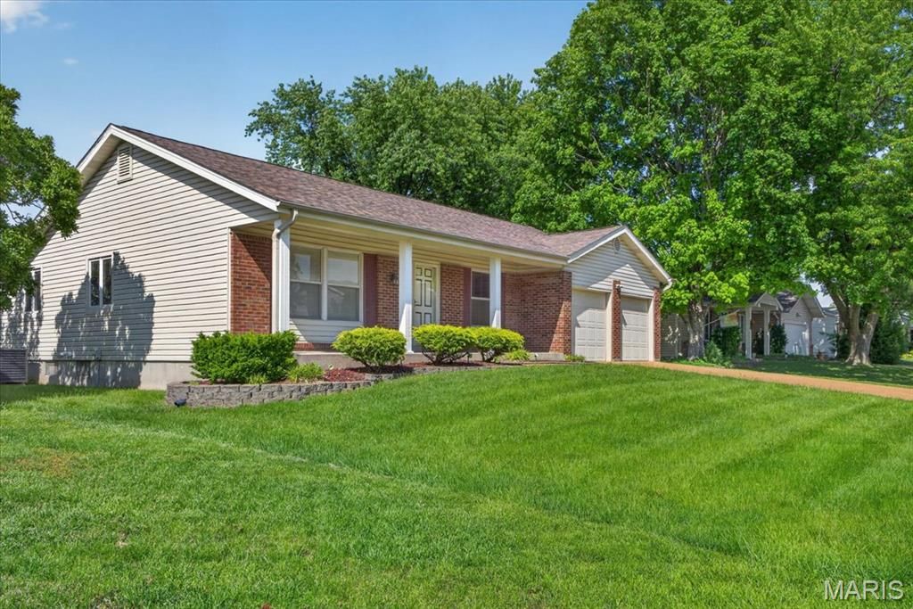 Photo of 4038 N Bridge Drive, St Peters, MO 63376 (MLS # 26028313)