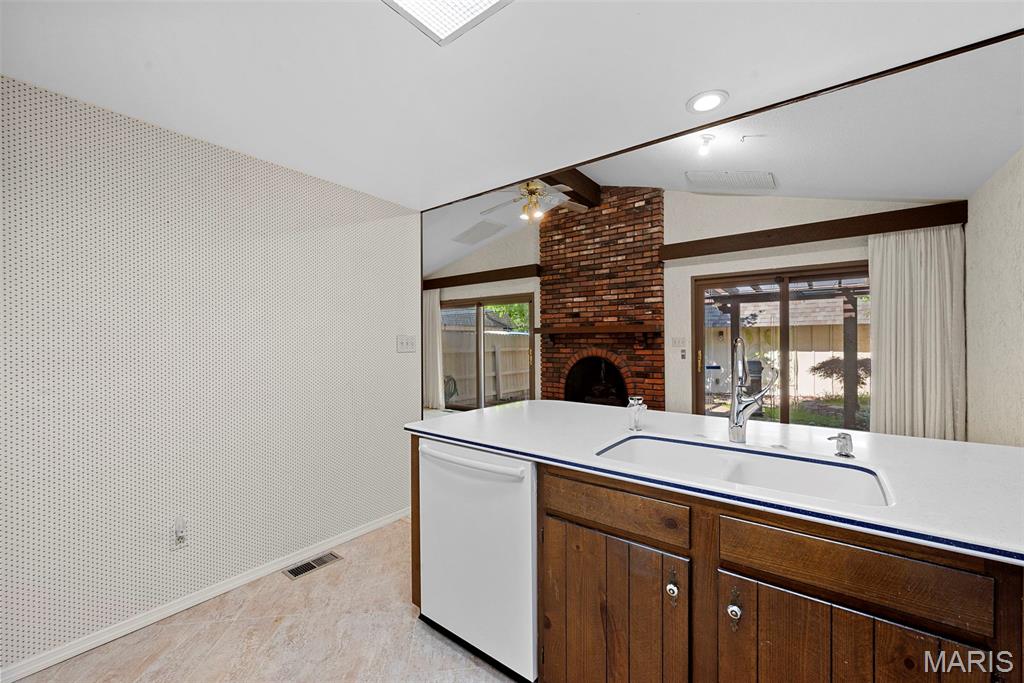 St Charles, Missouri 63303, United States, 2 Bedrooms Bedrooms, ,3 BathroomsBathrooms,Residential,Pending,141794