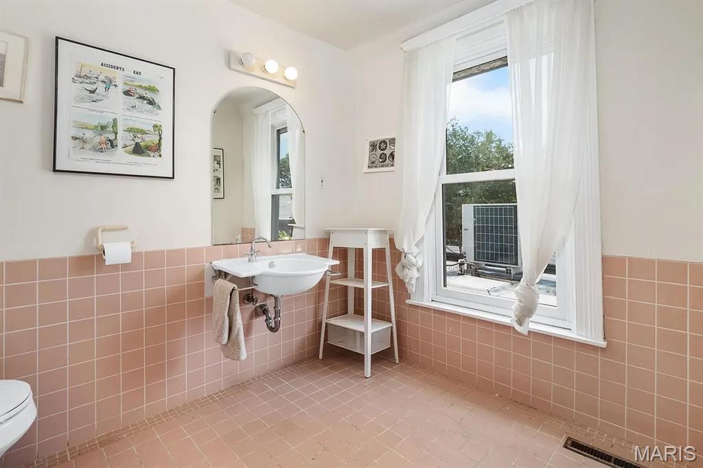 Newstead/McPherson Sub - Residential Lease