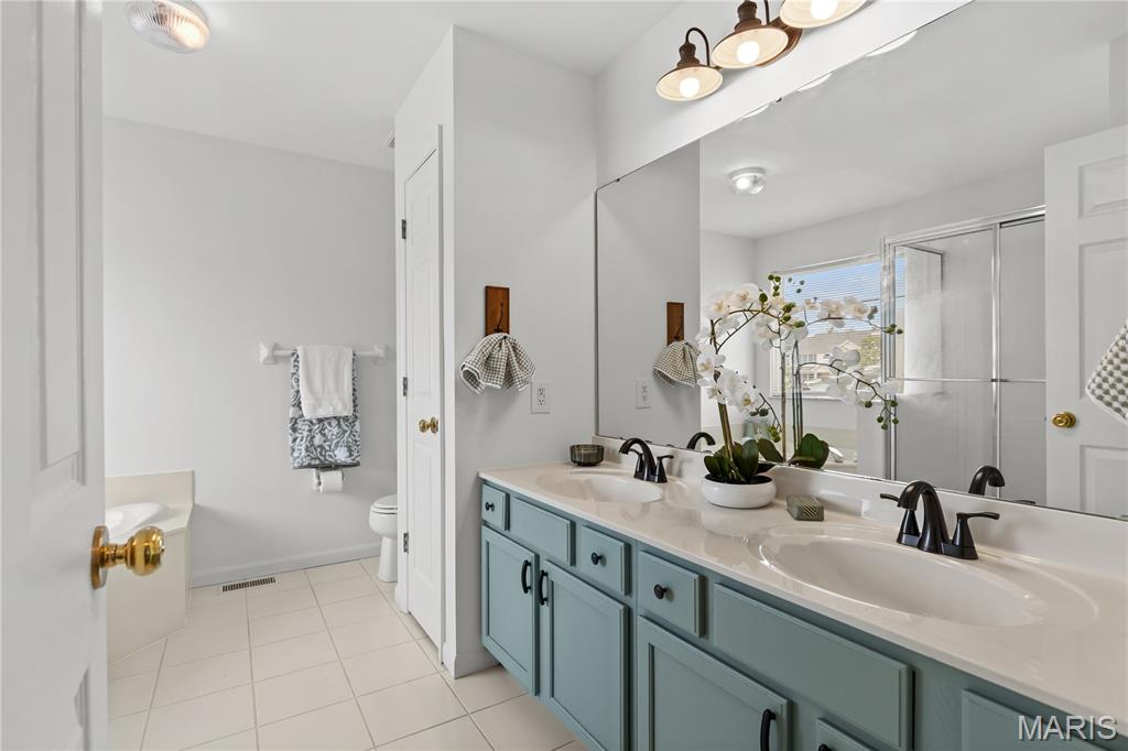 St Peters, Missouri 63376, United States, 4 Bedrooms Bedrooms, ,3 BathroomsBathrooms,Residential,Pending,180738