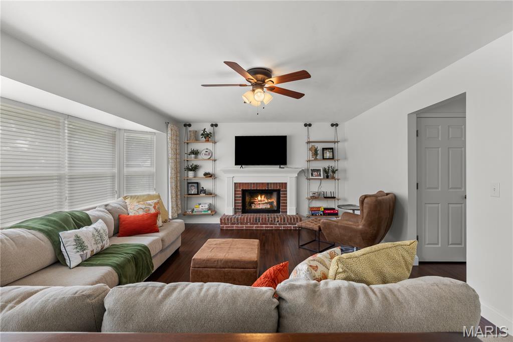 St Peters, Missouri 63376, United States, 4 Bedrooms Bedrooms, ,3 BathroomsBathrooms,Residential,Pending,180738