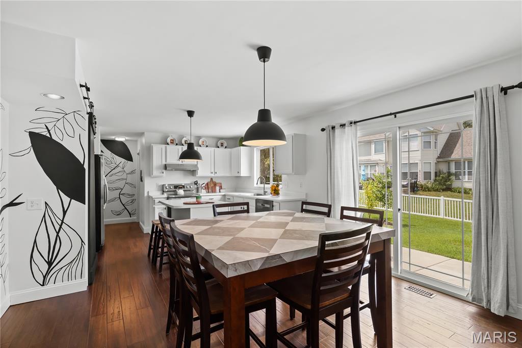 St Peters, Missouri 63376, United States, 4 Bedrooms Bedrooms, ,3 BathroomsBathrooms,Residential,Pending,180738