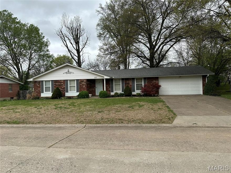 Super cute, Super clean and Super maintained are just a few words that describe this brick ranch on a quiet dead end street nestled on a shaded lot in the heart of Cape Girardeau.  Gleaming hardwood floors and tile on main level. (Seller says hardwood floors under carpet in living room)
Some finished area in the basement to include family room with bar area,  office space and lots of storage space.
Priced below appraisal!