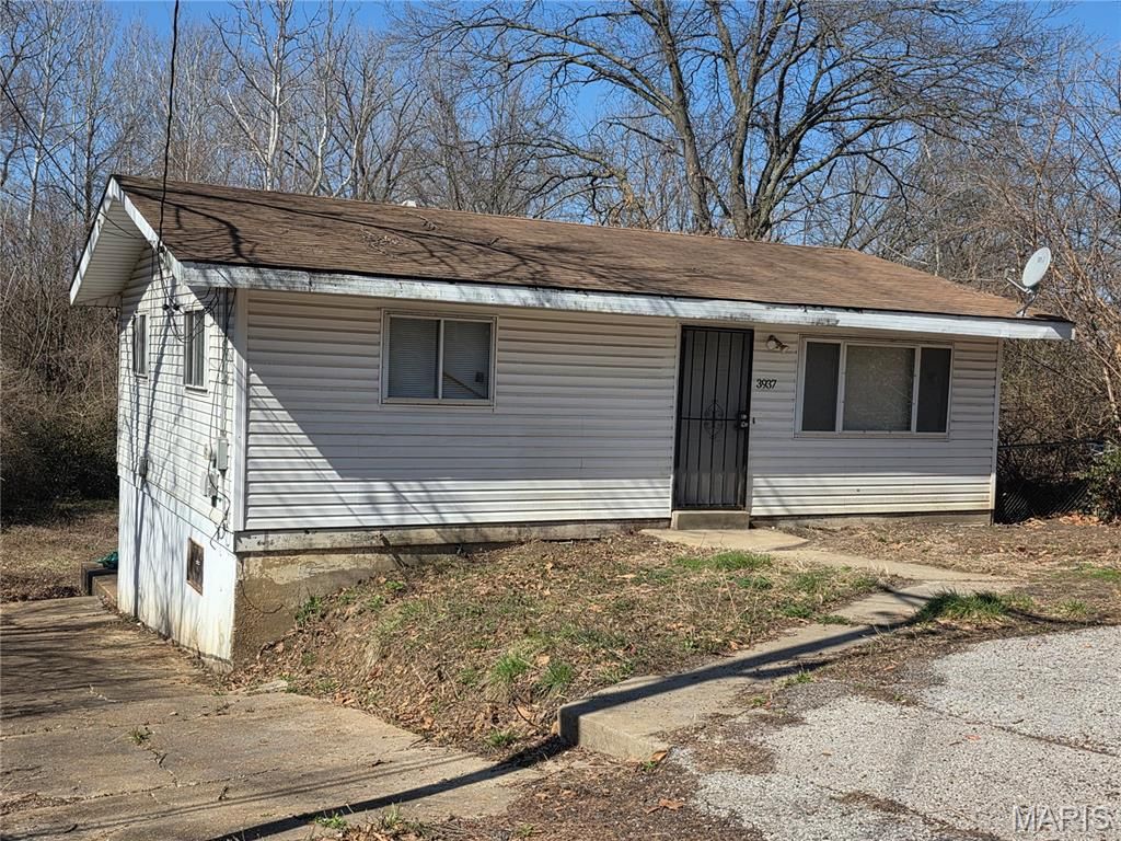 Photo of 3937 SHIRLEY AVENUE, St Louis, MO 63121 (MLS # 26013528)