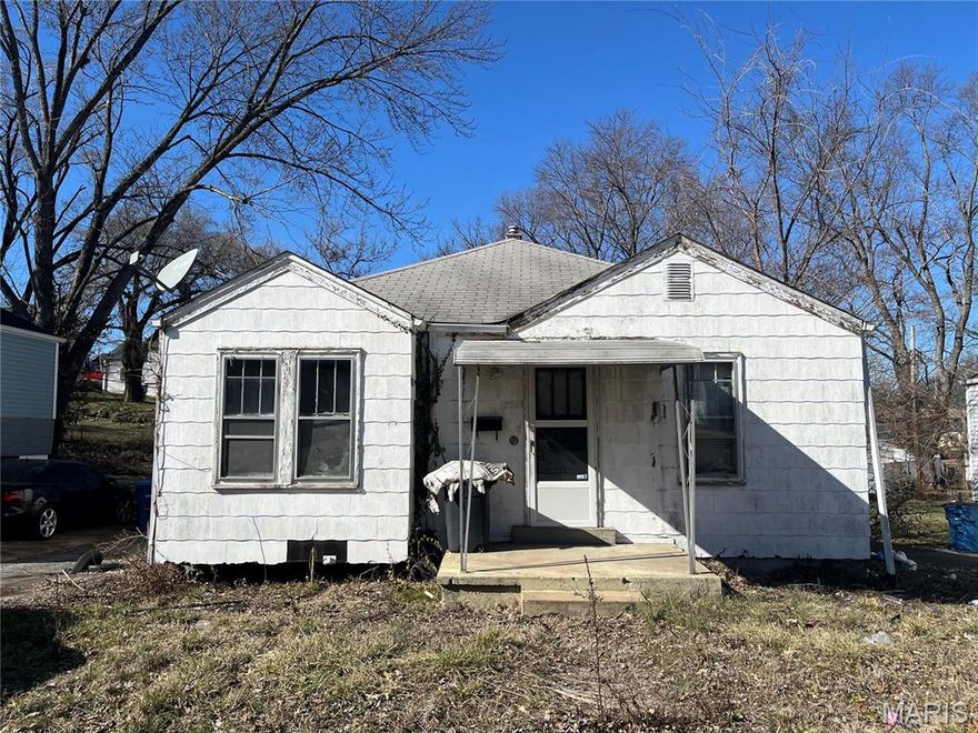 ATTENTION INVESTORS!  Here's a 2BR/1BA/1-Car Detached Garage with Basement in need of a little TLC to be a great flip or rental.  Retains 1940s bungalow charm that can be revived with a little work.  Very livable floor plan with a lot of potential.  As-Is Sale.  Seller to make no repairs, perform no inspections, etc.


Listing Agent is related to Seller.