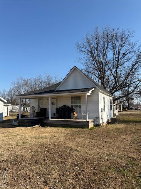 Photo of 2214 Mangold Street, Poplar Bluff, MO 63901 (MLS # 25081262)